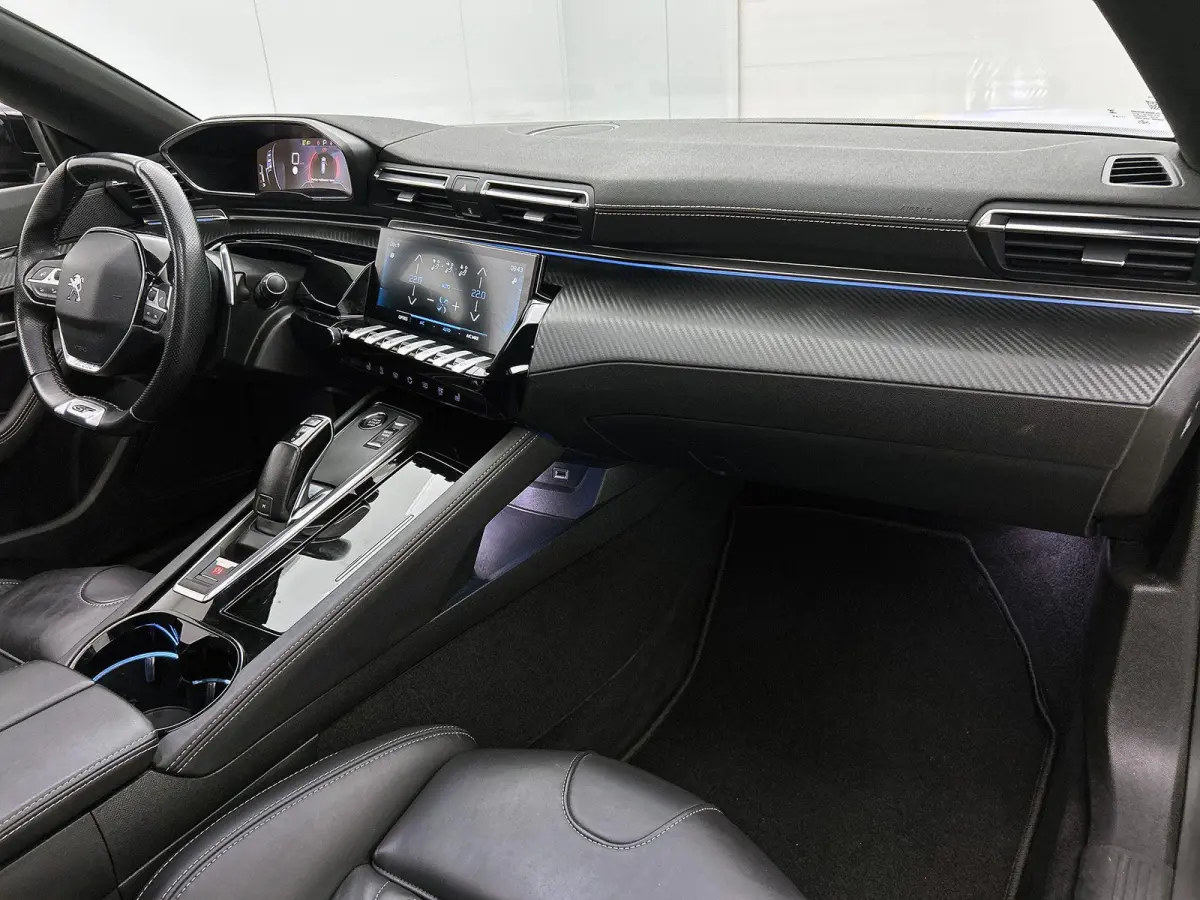1.5 BlueHDi 130 S&S EAT8 GT | Apple Carplay / Android Auto | Achteruitrijcamera | Parkeersensoren | Panoramadak | Trekhaak |