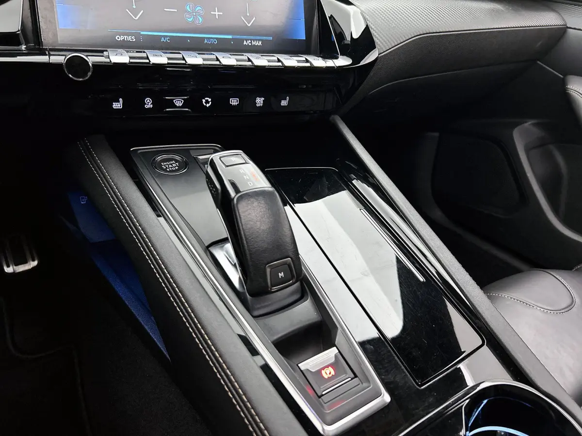 1.5 BlueHDi 130 S&S EAT8 GT | Apple Carplay / Android Auto | Achteruitrijcamera | Parkeersensoren | Panoramadak | Trekhaak |