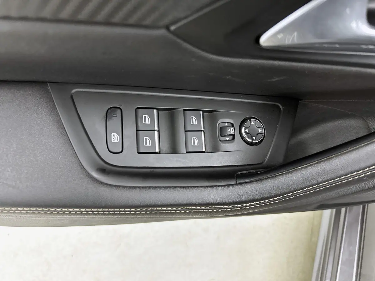 1.5 BlueHDi 130 S&S EAT8 GT | Apple Carplay / Android Auto | Achteruitrijcamera | Parkeersensoren | Panoramadak | Trekhaak |