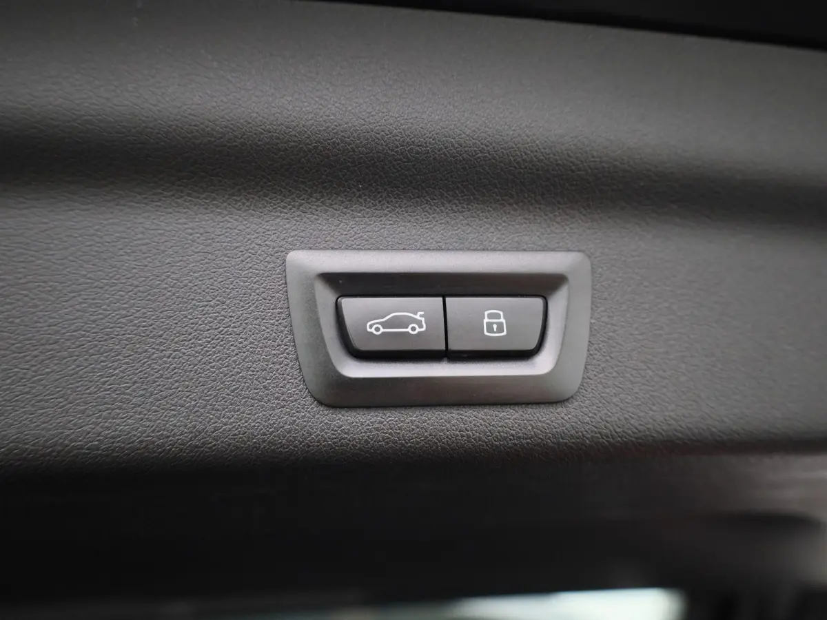 xDrive30 (200kW) | Climate Control | Stoelverwarming | Parkeersensoren | Achteruitrijcamera | Lichtmetalen Velgen |