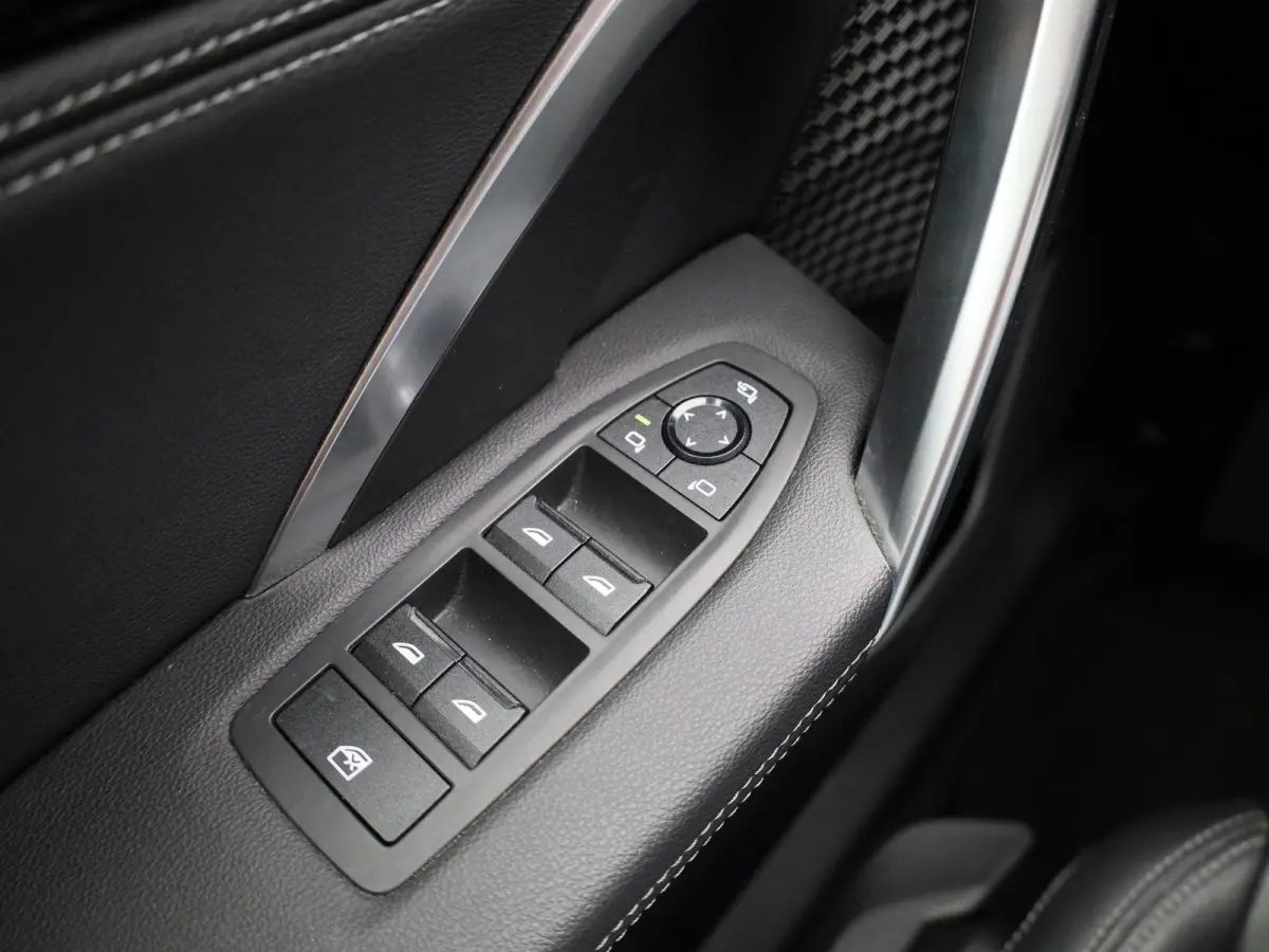 xDrive30 (200kW) | Climate Control | Stoelverwarming | Parkeersensoren | Achteruitrijcamera | Lichtmetalen Velgen |