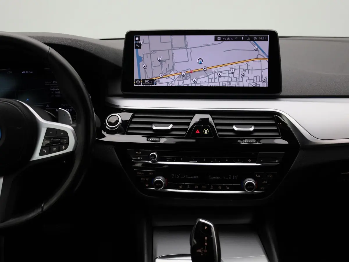 530e 215kW xDrive Auto | Apple Carplay / Android Auto | Panoramadak | Sfeerverlichting | Harman / Kardon | Achteruitrijcamera | Trekhaak |