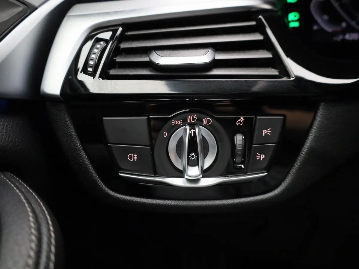 530e 215kW xDrive Auto | Apple Carplay / Android Auto | Panoramadak | Sfeerverlichting | Harman / Kardon | Achteruitrijcamera | Trekhaak |