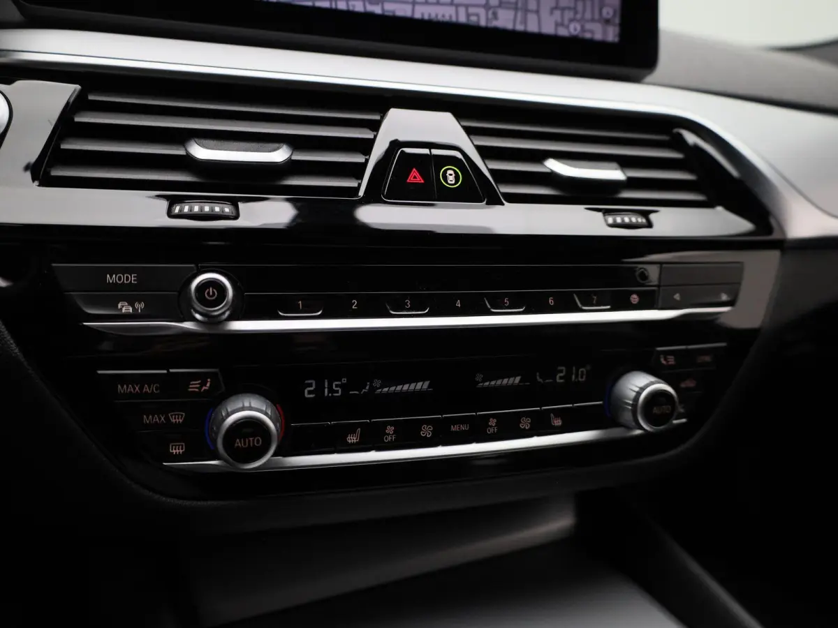 530e 215kW xDrive Auto | Apple Carplay / Android Auto | Panoramadak | Sfeerverlichting | Harman / Kardon | Achteruitrijcamera | Trekhaak |