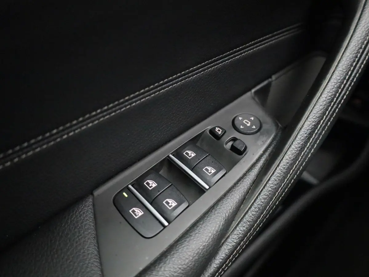 530e 215kW xDrive Auto | Apple Carplay / Android Auto | Panoramadak | Sfeerverlichting | Harman / Kardon | Achteruitrijcamera | Trekhaak |