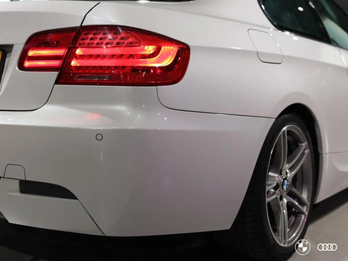 325i M SPORT / NL AUTO/ SCHUIFDAK / MEMORY / HIFI / 18"/ 6 CIL.