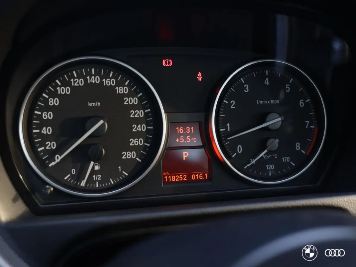 325i M SPORT / NL AUTO/ SCHUIFDAK / MEMORY / HIFI / 18"/ 6 CIL.