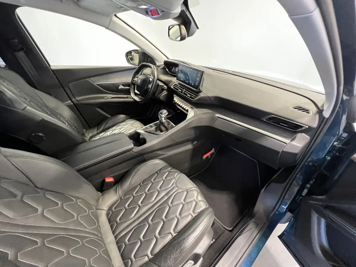 1.2 PureTech Allure Pack Business 7pers. | Android Auto/Apple Carplay | LM Velgen 18" | Voorstoelen Verwarmd | Cruise Control | PDC Voor en Achter | Airco |