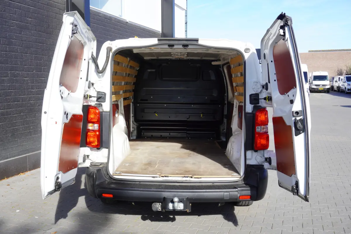 2.0 D-4D L3 122PK EURO 6 - Airco - Cruise - Trekhaak - €15.900,- Excl.