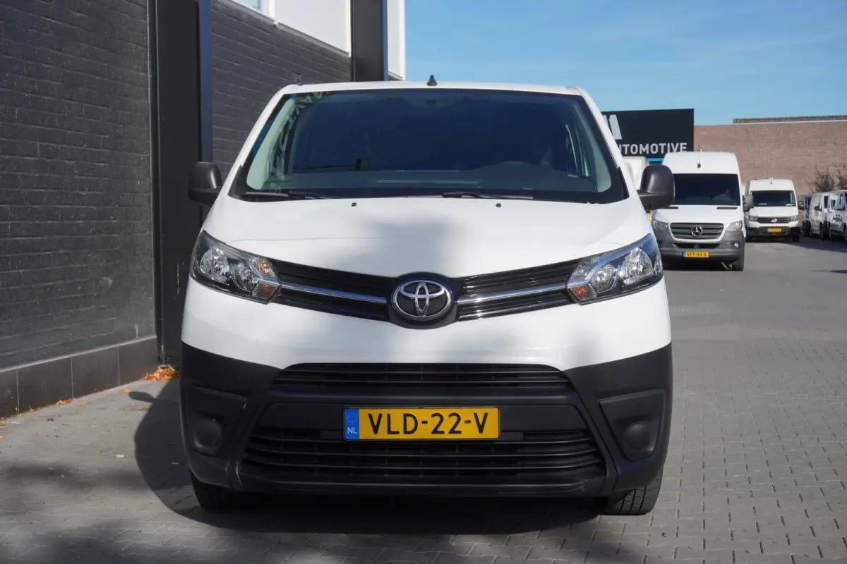 2.0 D-4D L3 122PK EURO 6 - Airco - Cruise - Trekhaak - €15.900,- Excl.
