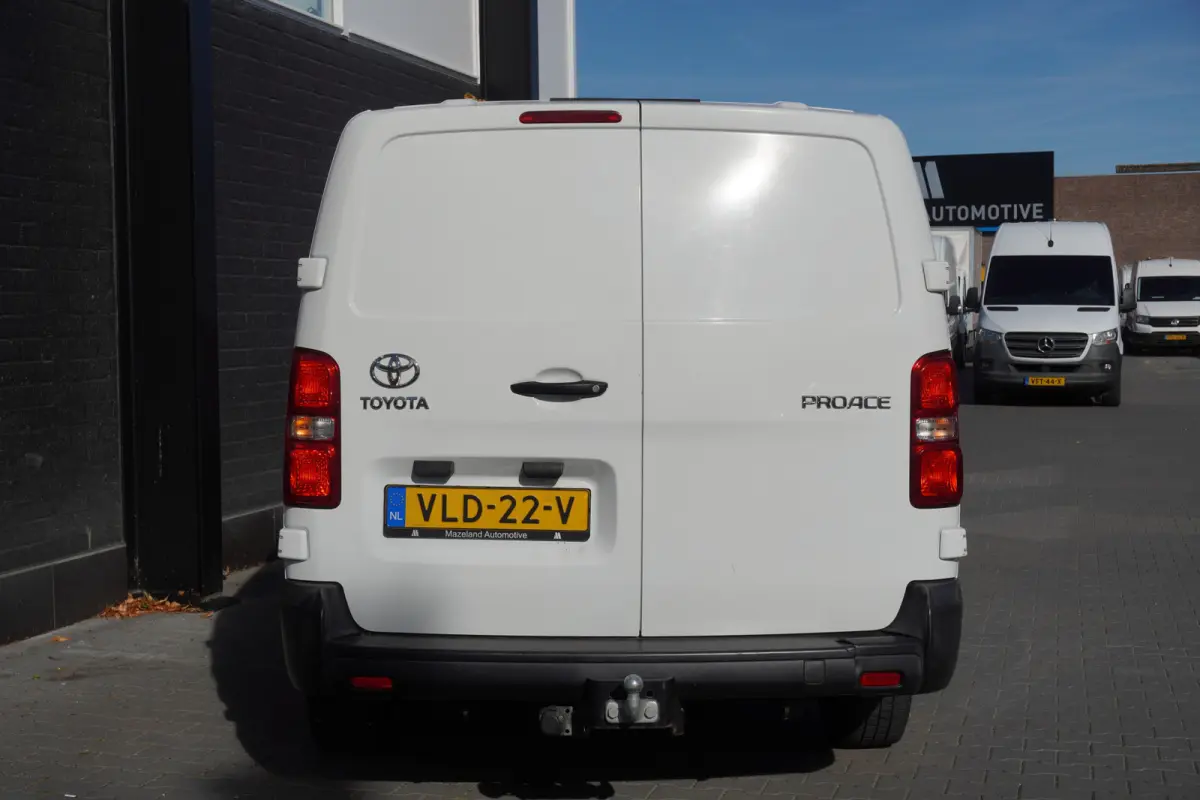 2.0 D-4D L3 122PK EURO 6 - Airco - Cruise - Trekhaak - €15.900,- Excl.