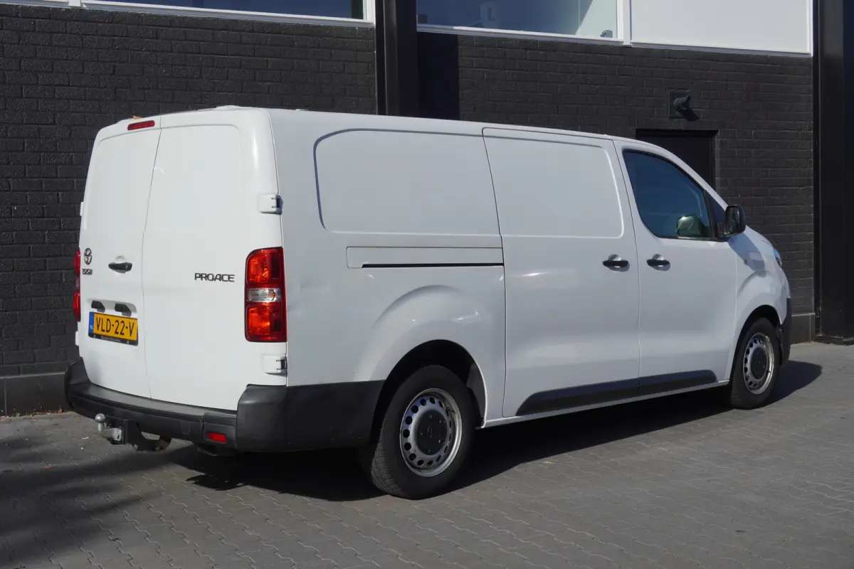 2.0 D-4D L3 122PK EURO 6 - Airco - Cruise - Trekhaak - €15.900,- Excl.