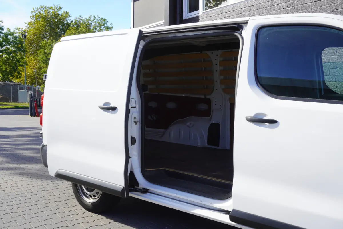 2.0 D-4D L3 122PK EURO 6 - Airco - Cruise - Trekhaak - €15.900,- Excl.