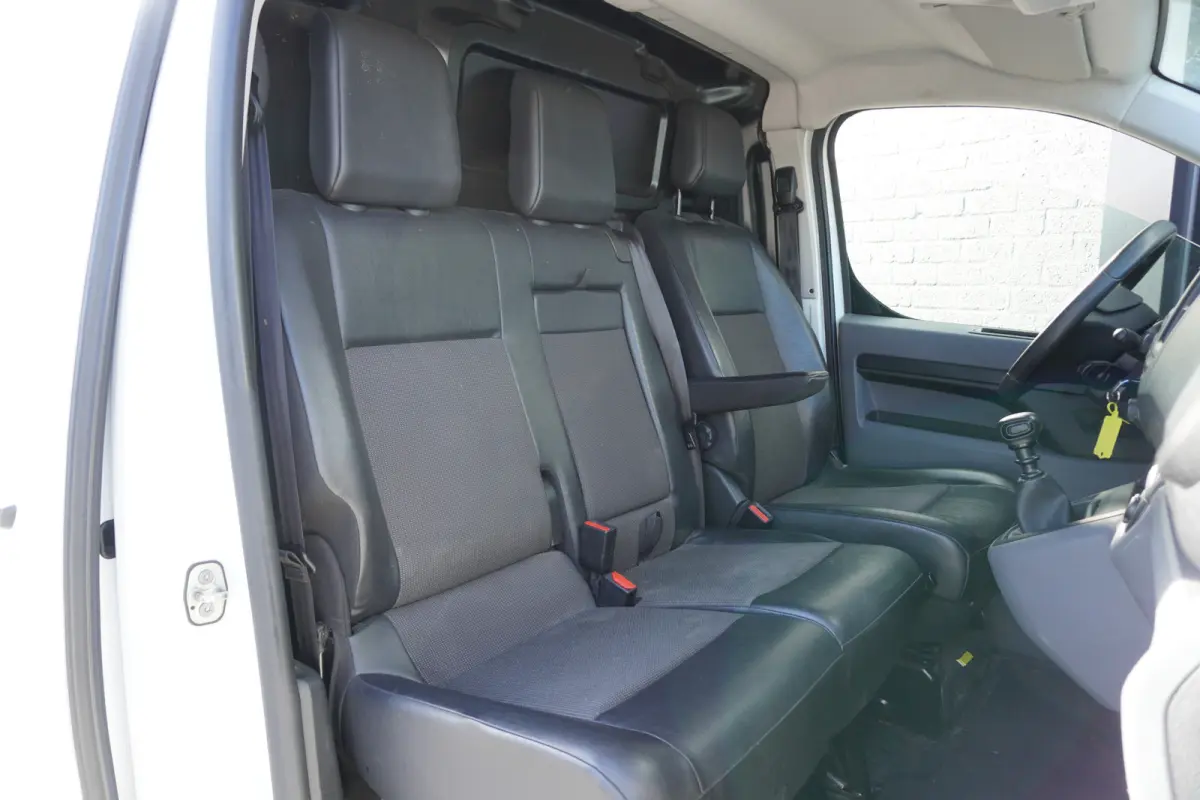 2.0 D-4D L3 122PK EURO 6 - Airco - Cruise - Trekhaak - €15.900,- Excl.