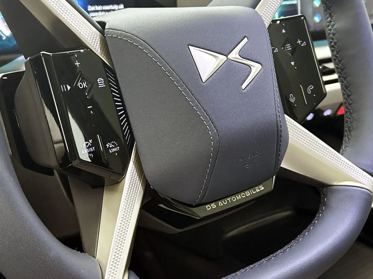 Long Range Pallas Comfort Tech 97 kWh | Panoramadak | Stoelverwarming voor+achter | Apple Carplay/Android Auto | Navigatie