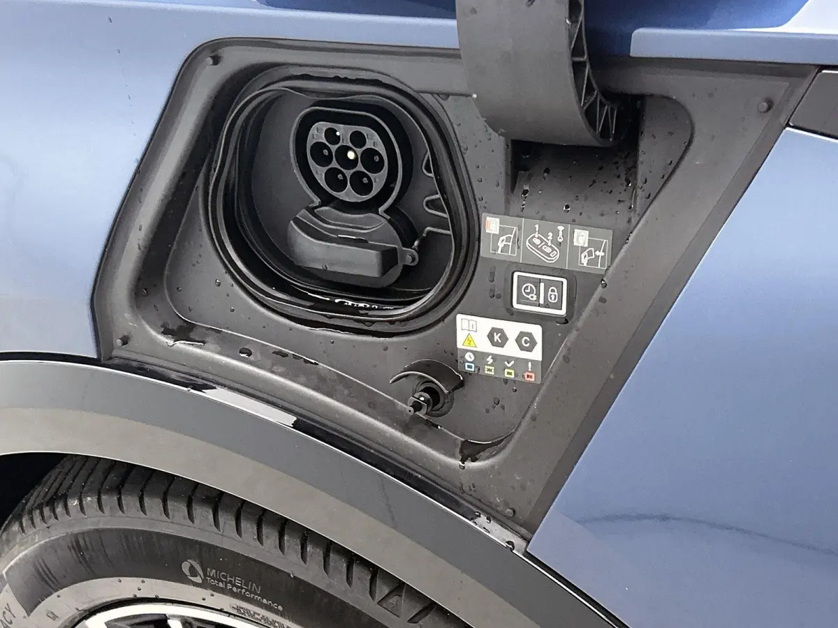 Long Range Pallas Comfort Tech 97 kWh | Panoramadak | Stoelverwarming voor+achter | Apple Carplay/Android Auto | Navigatie