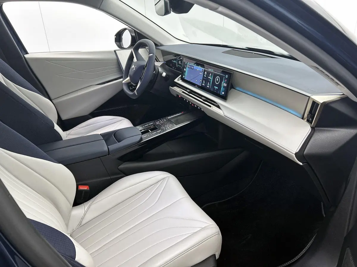 Long Range Pallas Comfort Tech 97 kWh | Panoramadak | Stoelverwarming voor+achter | Apple Carplay/Android Auto | Navigatie
