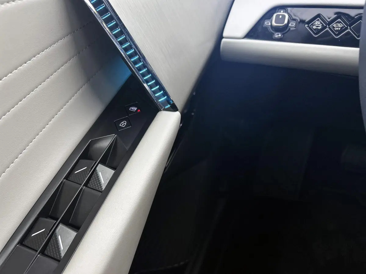 Long Range Pallas Comfort Tech 97 kWh | Panoramadak | Stoelverwarming voor+achter | Apple Carplay/Android Auto | Navigatie