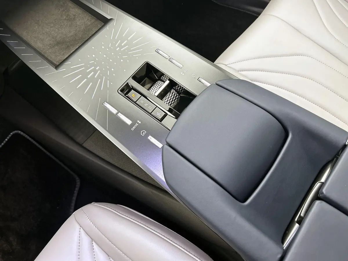 Long Range Pallas Comfort Tech 97 kWh | Panoramadak | Stoelverwarming voor+achter | Apple Carplay/Android Auto | Navigatie