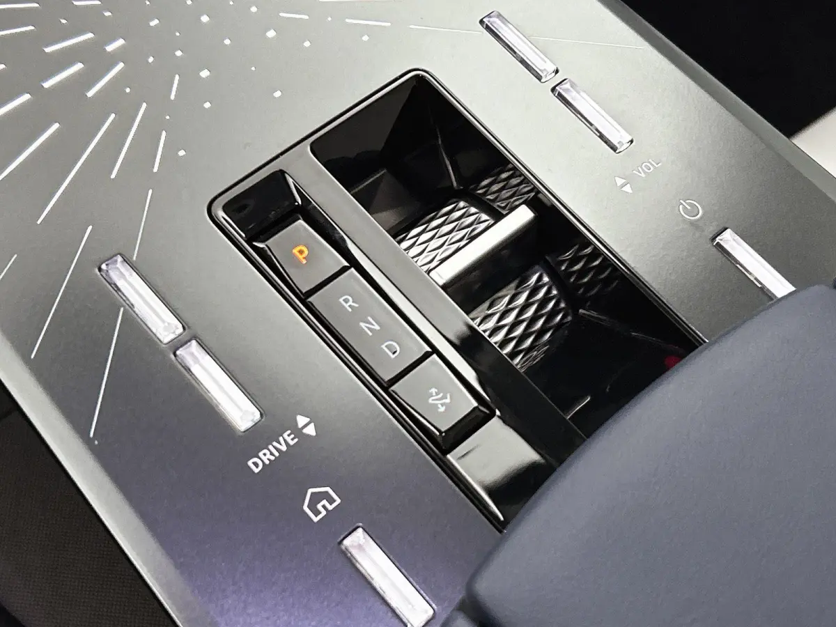 Long Range Pallas Comfort Tech 97 kWh | Panoramadak | Stoelverwarming voor+achter | Apple Carplay/Android Auto | Navigatie