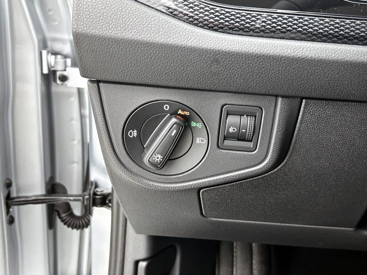 1.0 TSI Life Edition 115pk | Automaat | Navigatie | Draadloze Apple Carplay | Adaptieve cruise control | Travel Assist | Achteruitrij camera | Climate control | Stoelverwarming | Elektrisch 