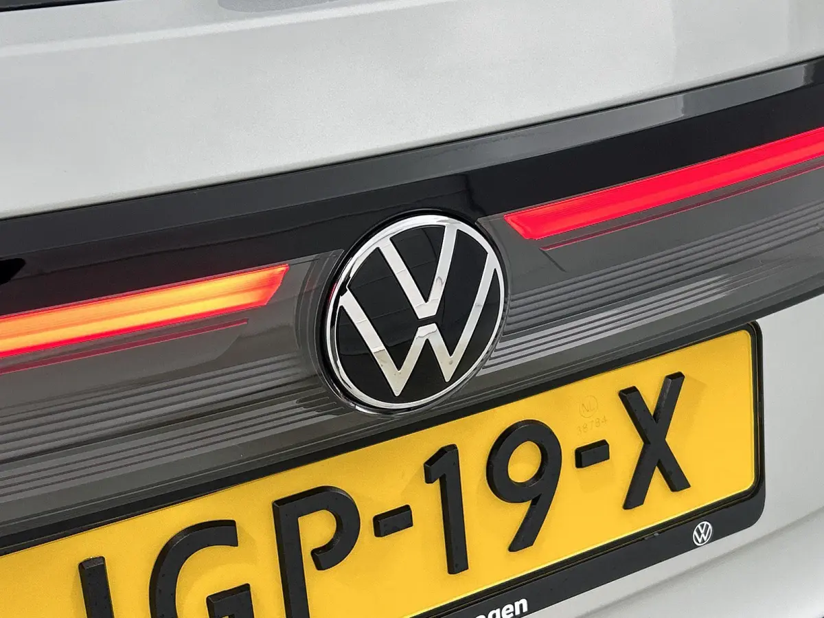 1.0 TSI Life Edition 115pk | Automaat | Navigatie | Draadloze Apple Carplay | Adaptieve cruise control | Travel Assist | Achteruitrij camera | Climate control | Stoelverwarming | Elektrisch 