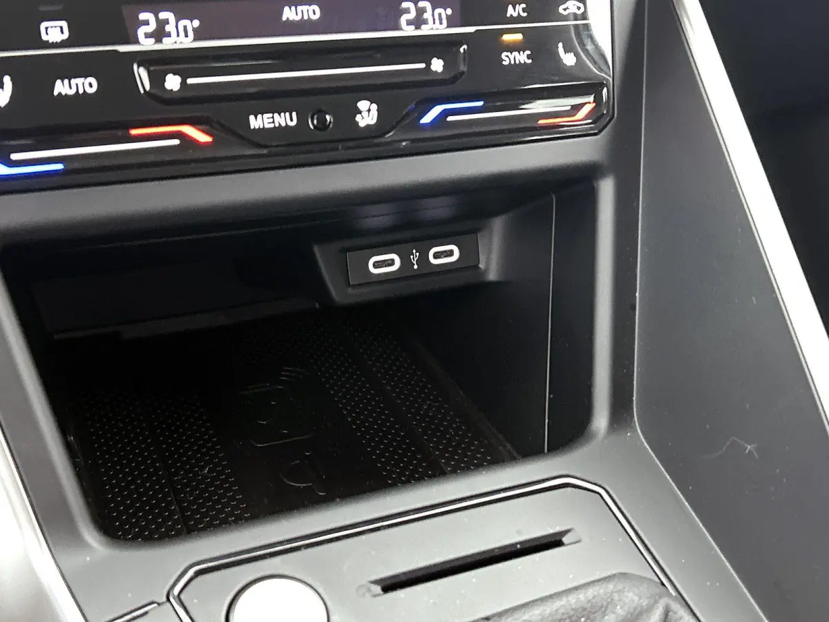 1.0 TSI Life Edition 115pk | Automaat | Navigatie | Draadloze Apple Carplay | Adaptieve cruise control | Travel Assist | Achteruitrij camera | Climate control | Stoelverwarming | Elektrisch 
