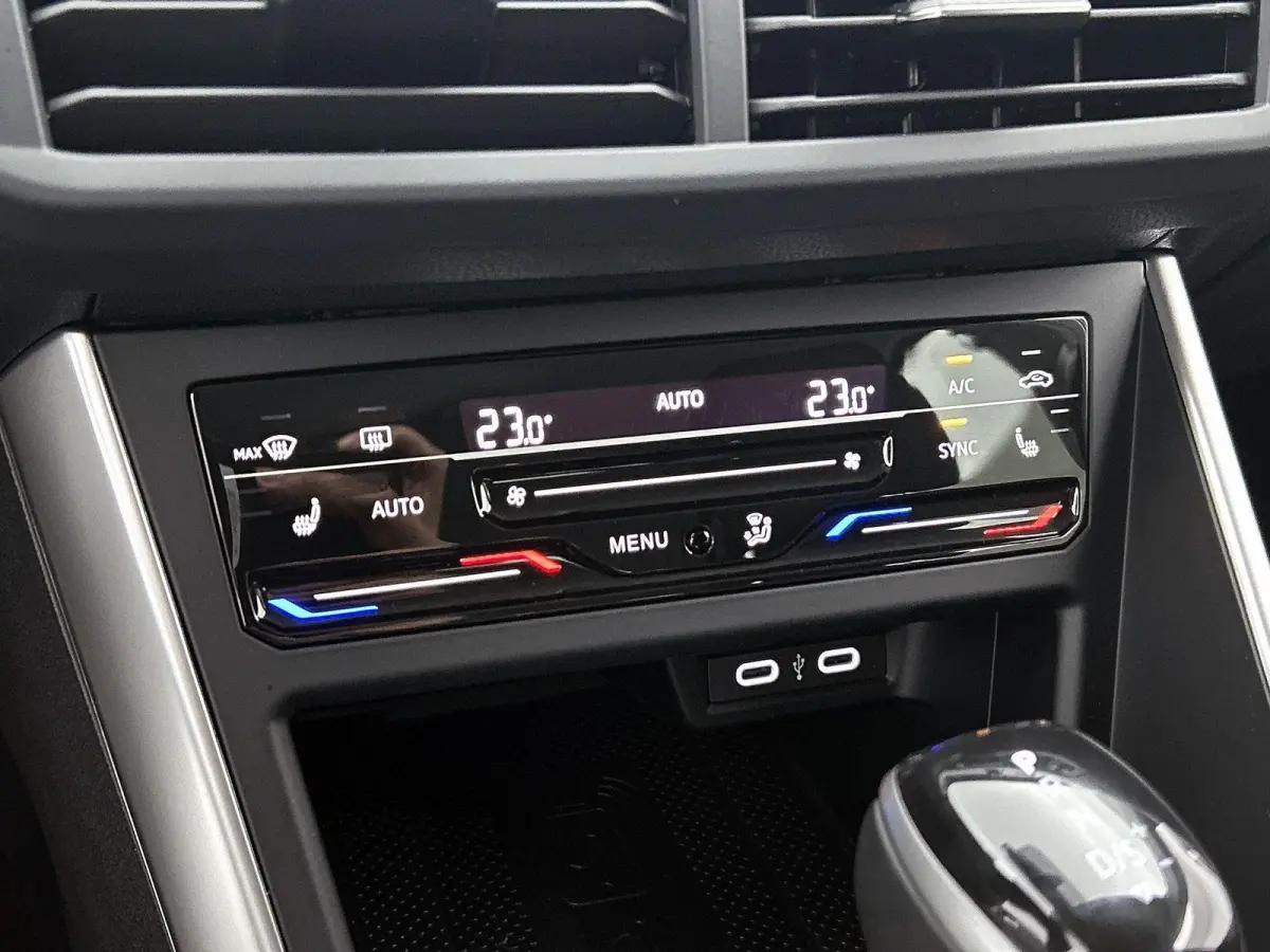 1.0 TSI Life Edition 115pk | Automaat | Navigatie | Draadloze Apple Carplay | Adaptieve cruise control | Travel Assist | Achteruitrij camera | Climate control | Stoelverwarming | Elektrisch 