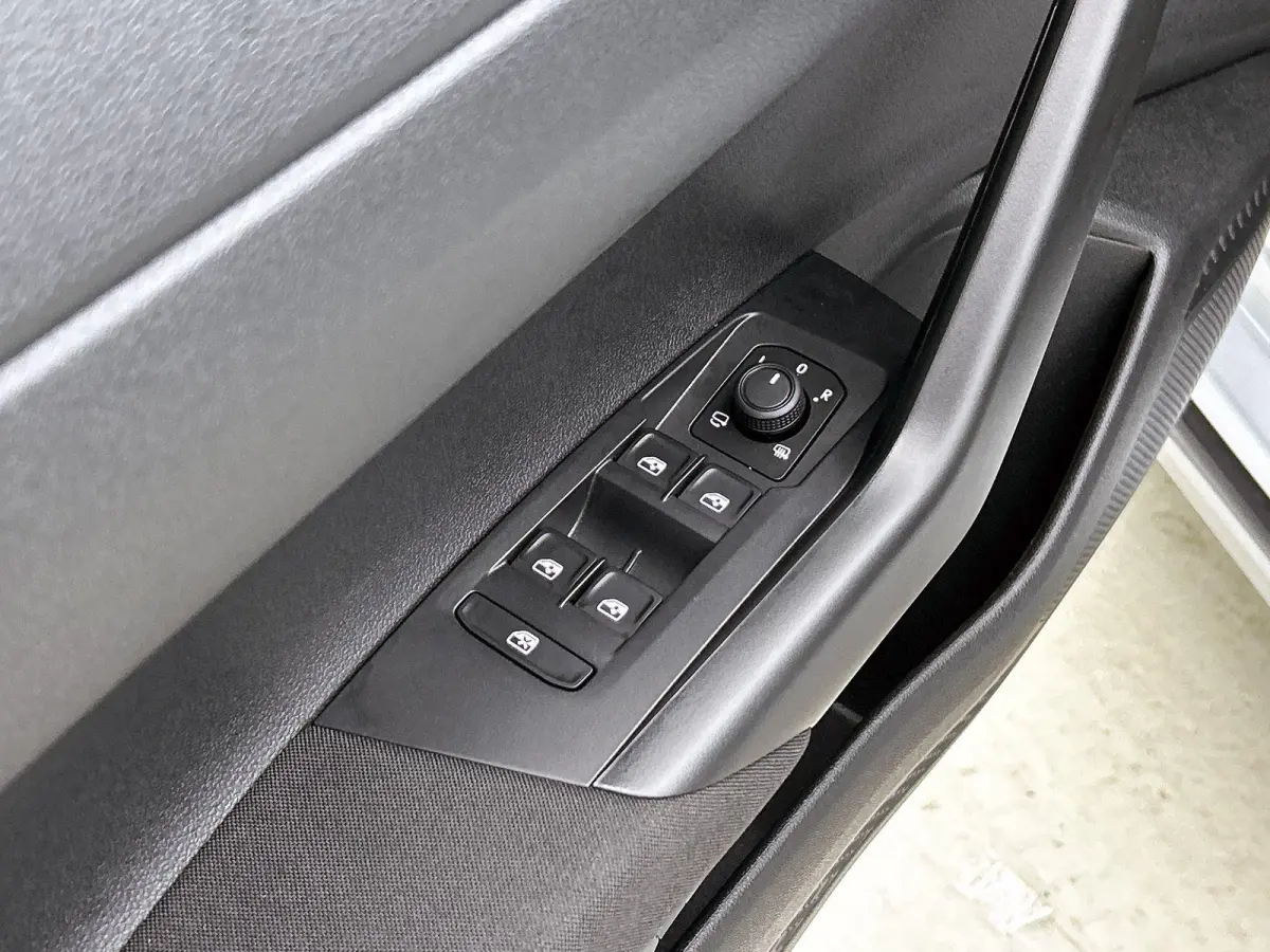 1.0 TSI Life Edition 115pk | Automaat | Navigatie | Draadloze Apple Carplay | Adaptieve cruise control | Travel Assist | Achteruitrij camera | Climate control | Stoelverwarming | Elektrisch 