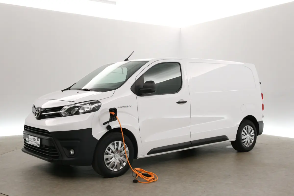 Elektrisch 75 kWh L2H1 Long Range | Snelladen | SOH 99% | Airco | Cruise | 3 Zits | Carplay | Parkeersens.