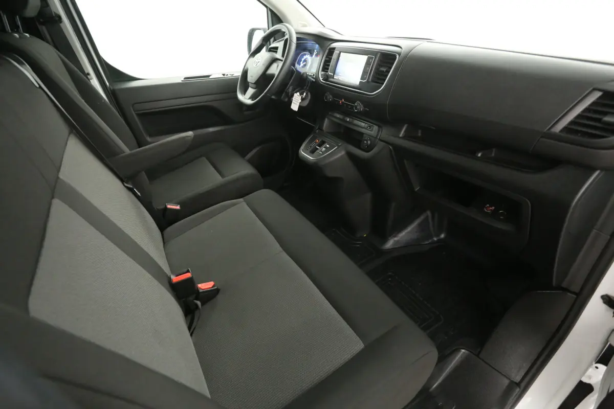 Elektrisch 75 kWh L2H1 Long Range | Snelladen | SOH 99% | Airco | Cruise | 3 Zits | Carplay | Parkeersens.