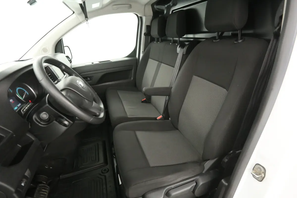 Elektrisch 75 kWh L2H1 Long Range | Snelladen | SOH 99% | Airco | Cruise | 3 Zits | Carplay | Parkeersens.