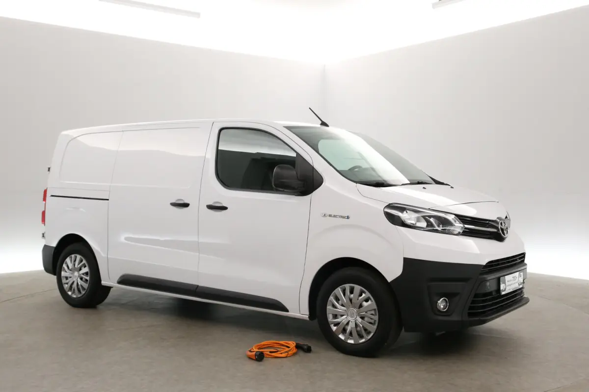 Elektrisch 75 kWh L2H1 Long Range | Snelladen | SOH 99% | Airco | Cruise | 3 Zits | Carplay | Parkeersens.
