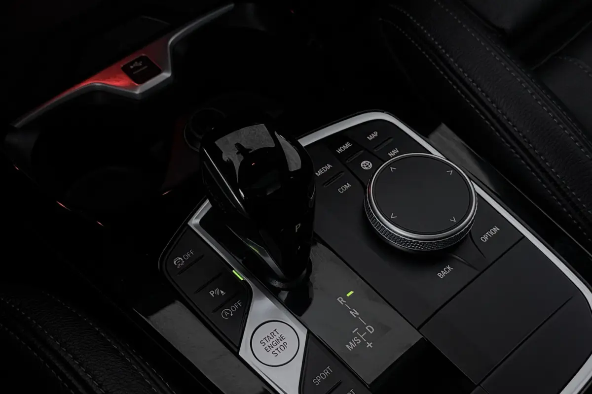 118i Introduction Edition (PANORAMADAK, STOELVERWARMING, HK AUDIO, CAMERA, DEALER ONDERHOUDEN))