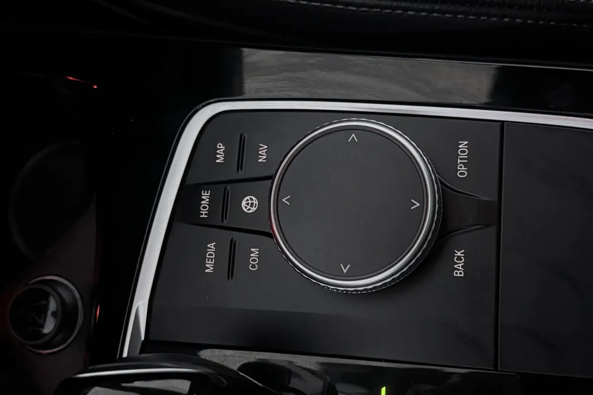 118i Introduction Edition (PANORAMADAK, STOELVERWARMING, HK AUDIO, CAMERA, DEALER ONDERHOUDEN))