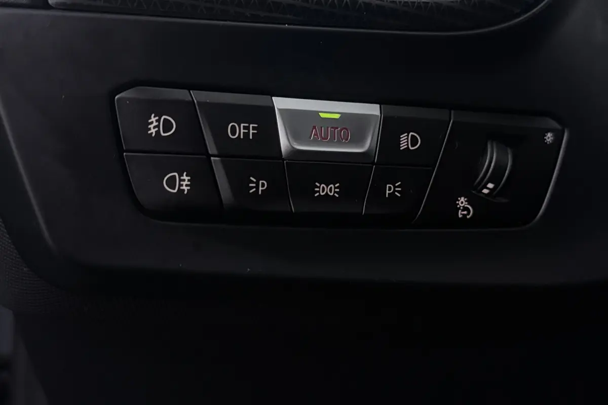 118i Introduction Edition (PANORAMADAK, STOELVERWARMING, HK AUDIO, CAMERA, DEALER ONDERHOUDEN))