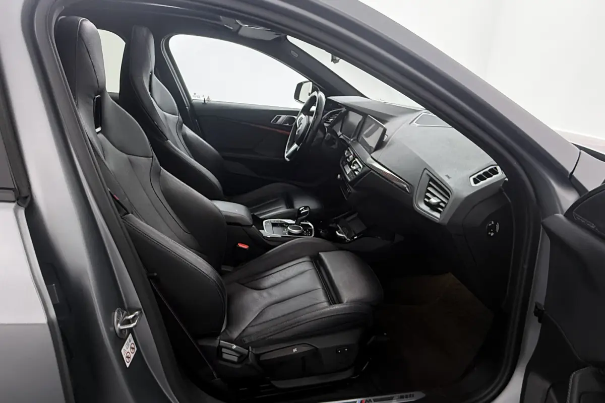 118i Introduction Edition (PANORAMADAK, STOELVERWARMING, HK AUDIO, CAMERA, DEALER ONDERHOUDEN))
