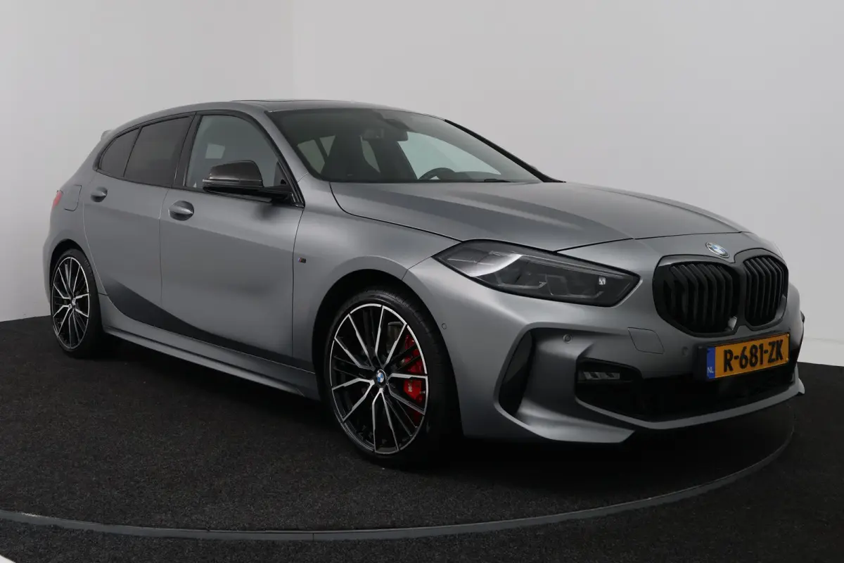 118i Introduction Edition (PANORAMADAK, STOELVERWARMING, HK AUDIO, CAMERA, DEALER ONDERHOUDEN))