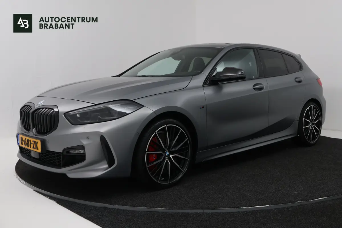 118i Introduction Edition (PANORAMADAK, STOELVERWARMING, HK AUDIO, CAMERA, DEALER ONDERHOUDEN))