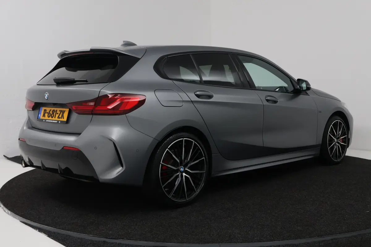 118i Introduction Edition (PANORAMADAK, STOELVERWARMING, HK AUDIO, CAMERA, DEALER ONDERHOUDEN))
