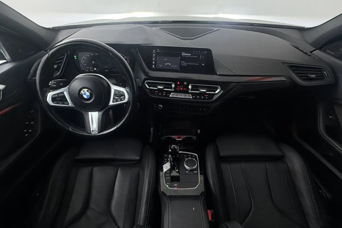 118i Introduction Edition (PANORAMADAK, STOELVERWARMING, HK AUDIO, CAMERA, DEALER ONDERHOUDEN))