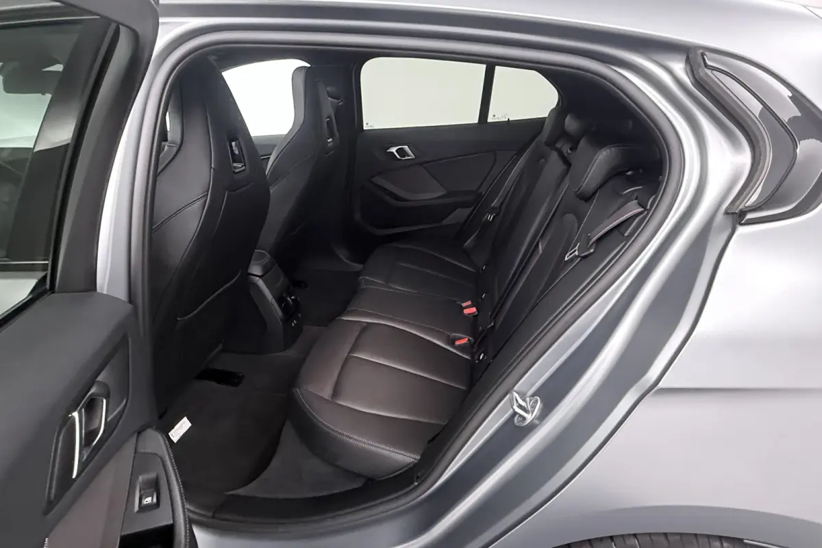 118i Introduction Edition (PANORAMADAK, STOELVERWARMING, HK AUDIO, CAMERA, DEALER ONDERHOUDEN))