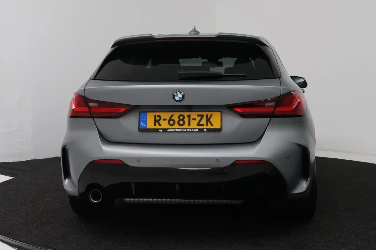 118i Introduction Edition (PANORAMADAK, STOELVERWARMING, HK AUDIO, CAMERA, DEALER ONDERHOUDEN))