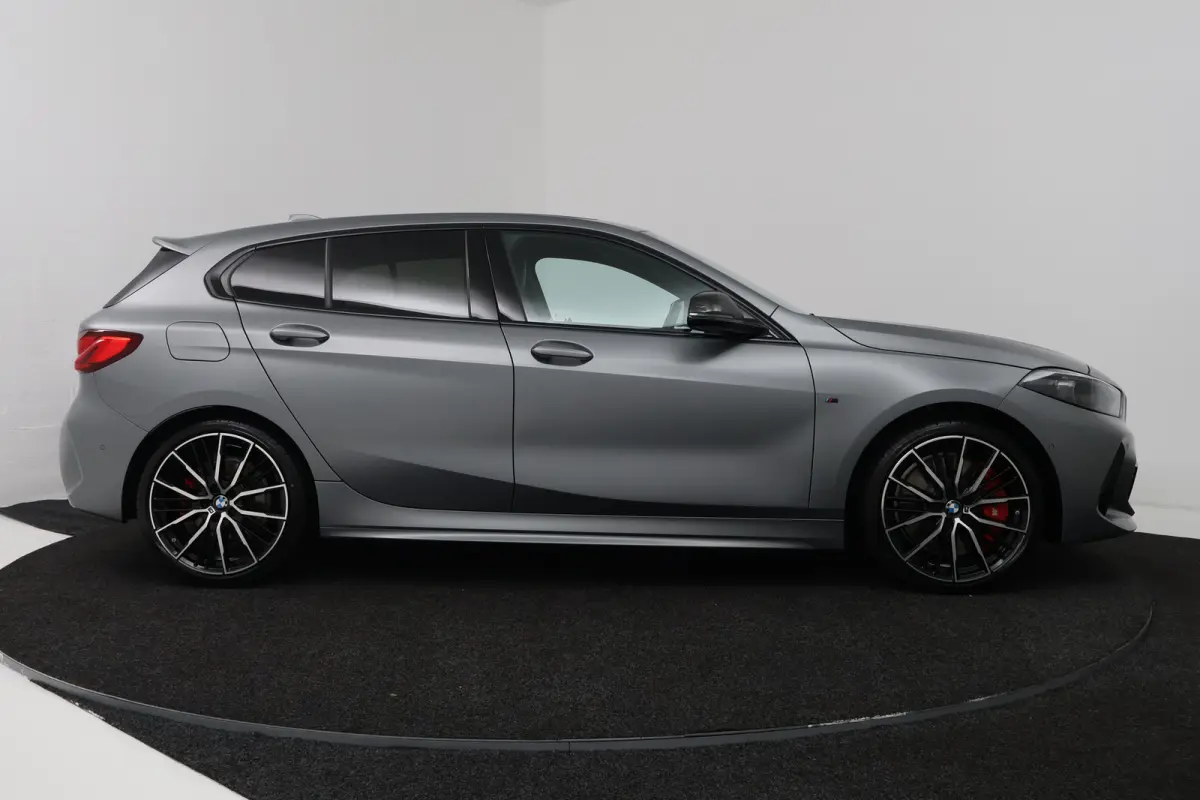 118i Introduction Edition (PANORAMADAK, STOELVERWARMING, HK AUDIO, CAMERA, DEALER ONDERHOUDEN))