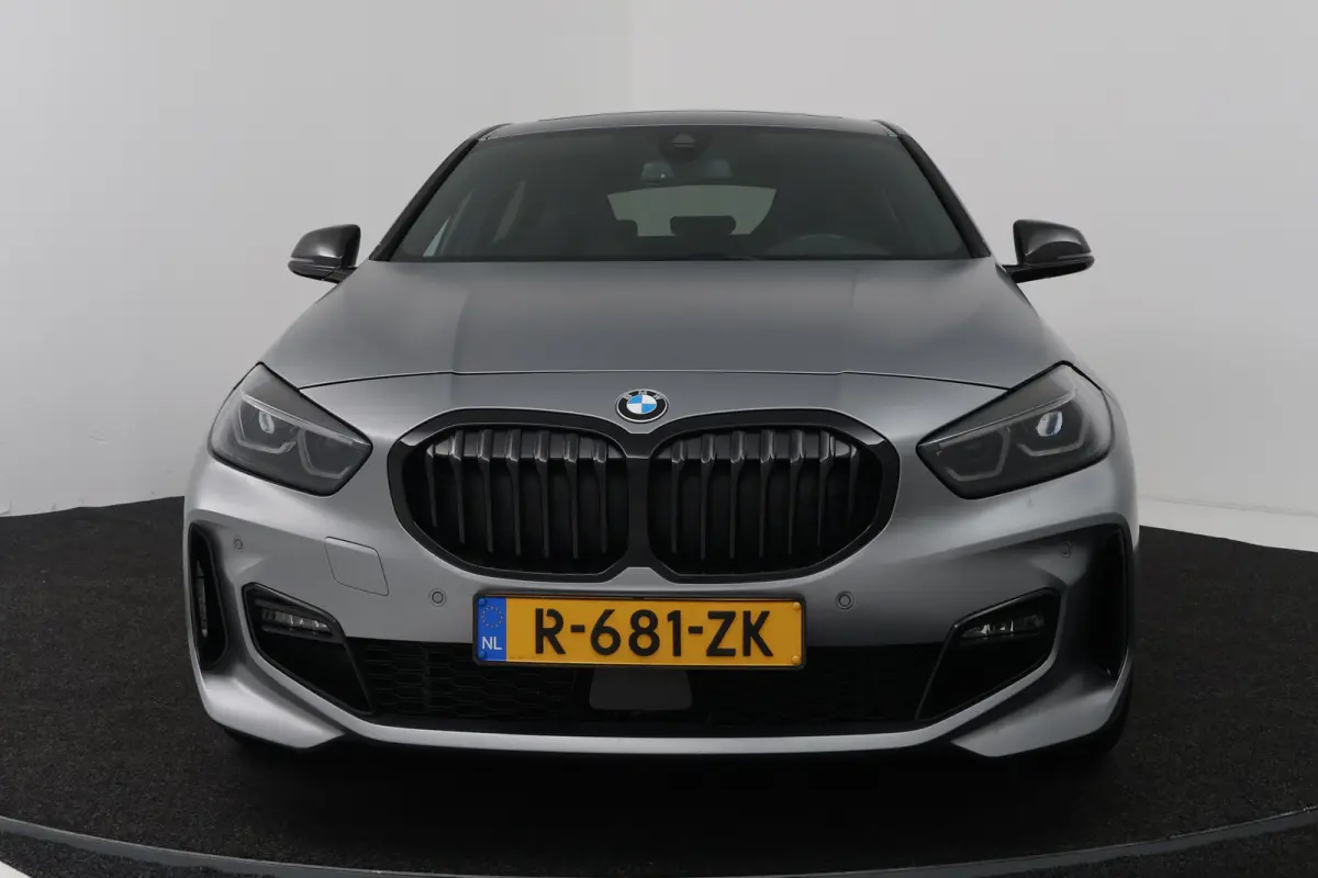 118i Introduction Edition (PANORAMADAK, STOELVERWARMING, HK AUDIO, CAMERA, DEALER ONDERHOUDEN))