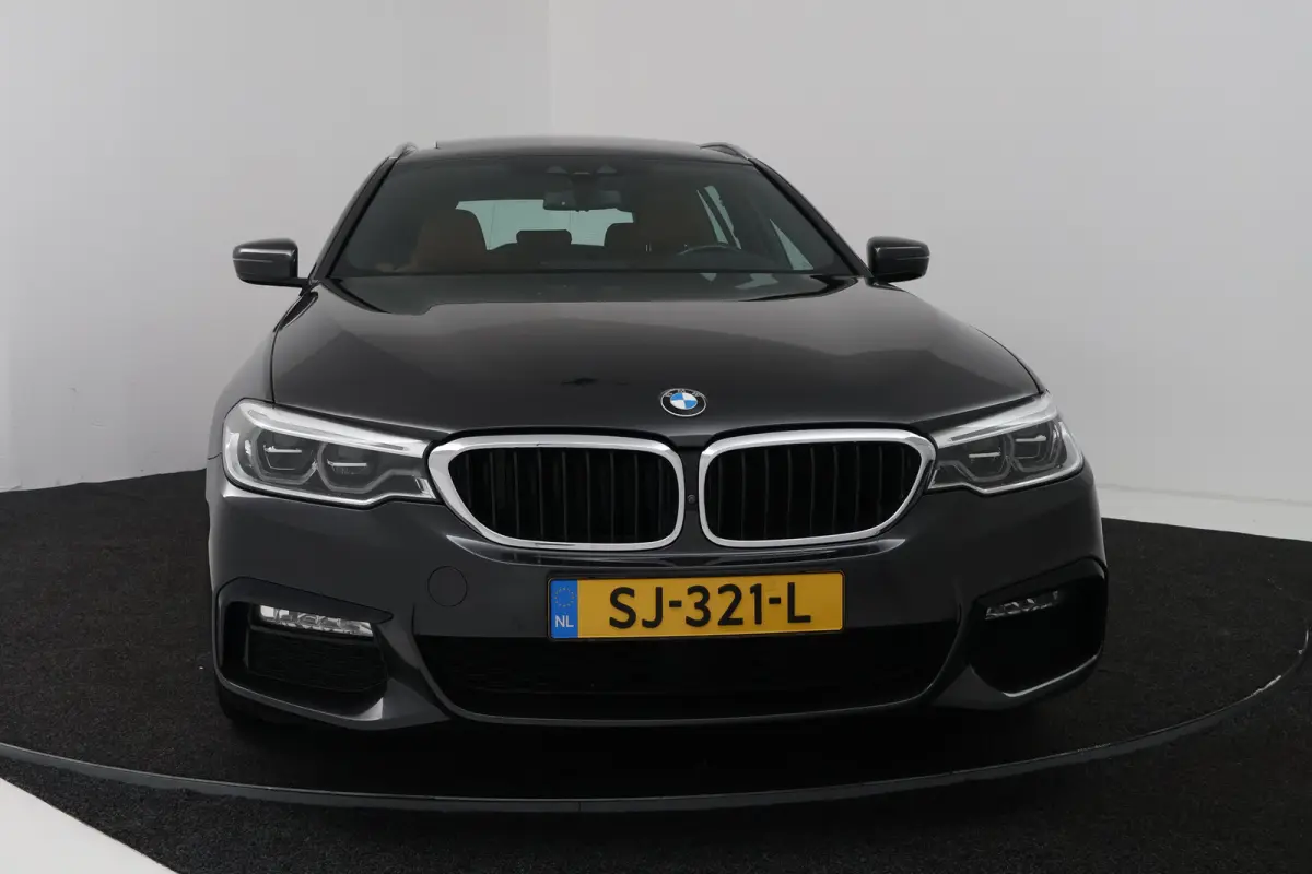 520i Corporate Lease High Executive (PANORAMADAK, STOELVERWARMING, ELEKTR STOELEN, CAMERA)