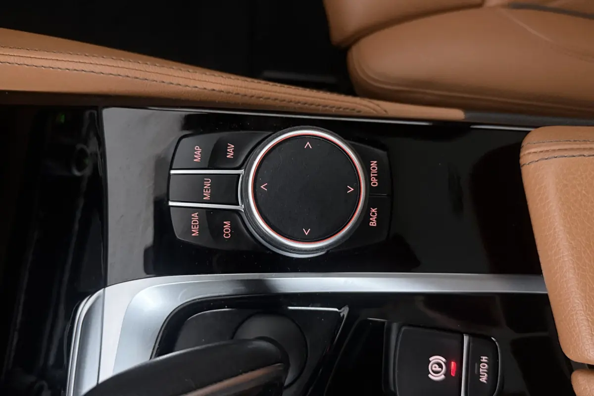 520i Corporate Lease High Executive (PANORAMADAK, STOELVERWARMING, ELEKTR STOELEN, CAMERA)