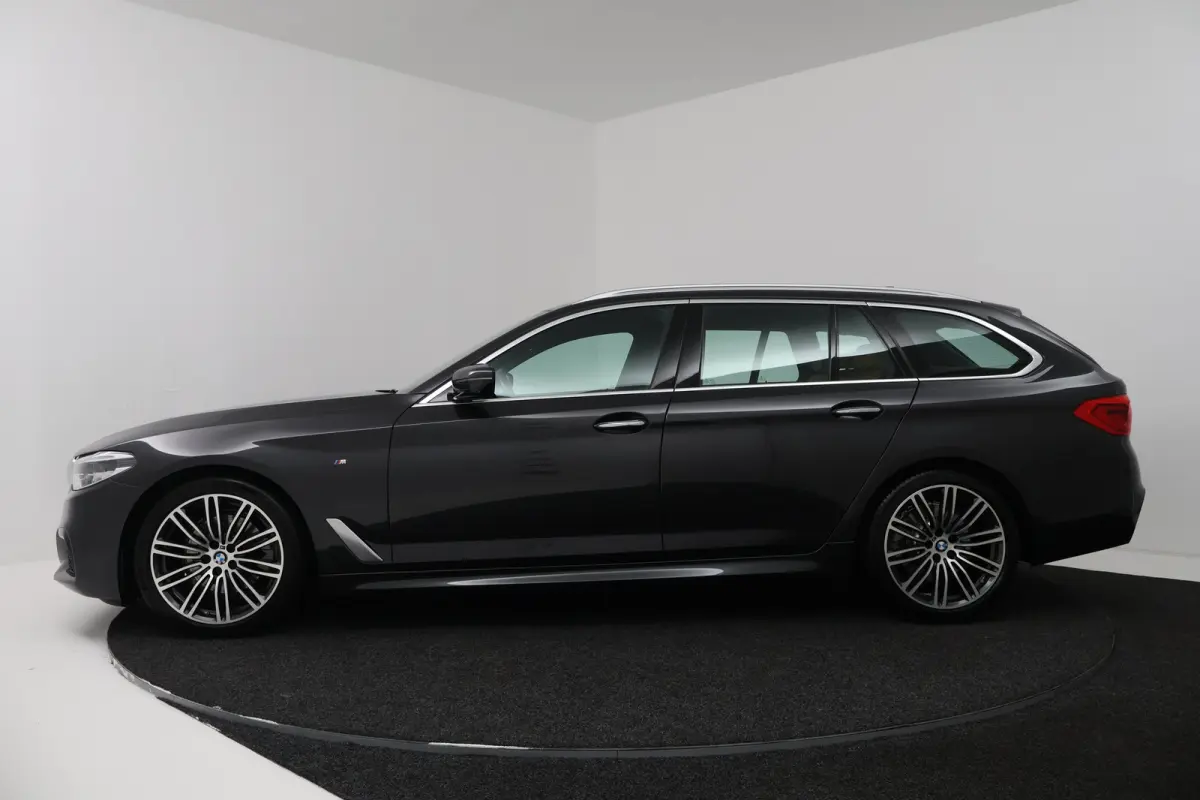 520i Corporate Lease High Executive (PANORAMADAK, STOELVERWARMING, ELEKTR STOELEN, CAMERA)