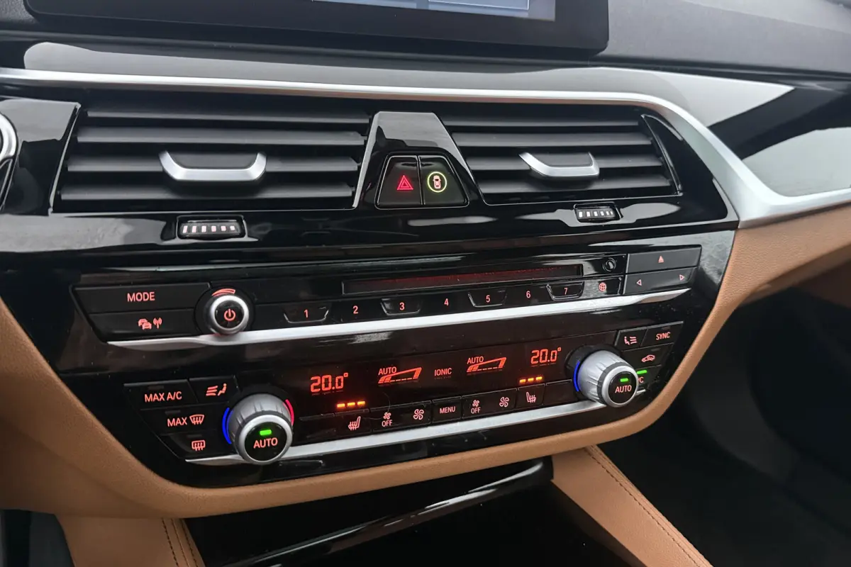 520i Corporate Lease High Executive (PANORAMADAK, STOELVERWARMING, ELEKTR STOELEN, CAMERA)