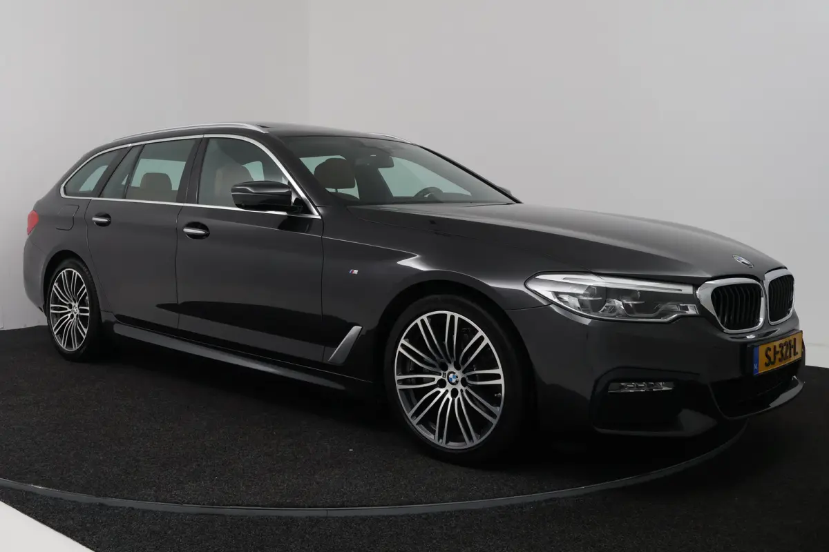 520i Corporate Lease High Executive (PANORAMADAK, STOELVERWARMING, ELEKTR STOELEN, CAMERA)